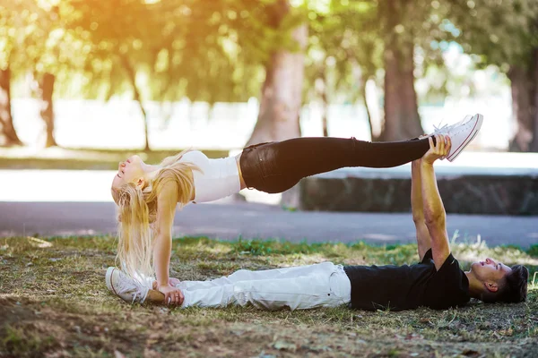 Mann und Frau tricksen — Stockfoto