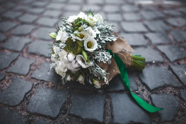 Wedding bouquet on the paving stones — Stock Photo, Image