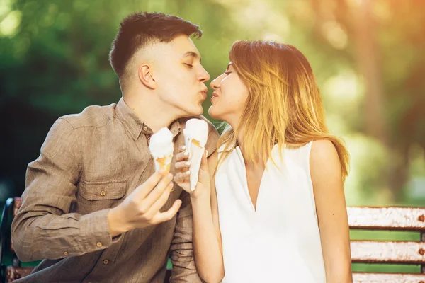 Uomo e donna seduti a mangiare gelato — Foto Stock