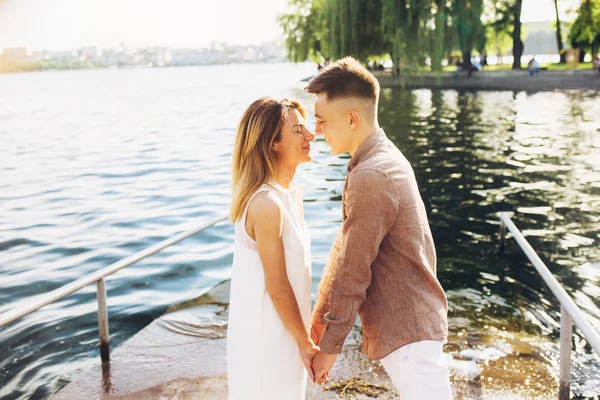 Mann und Frau posieren am See — Stockfoto