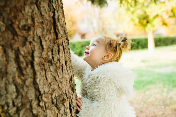Cute little girl is playing outdoors — Stock Photo, Image