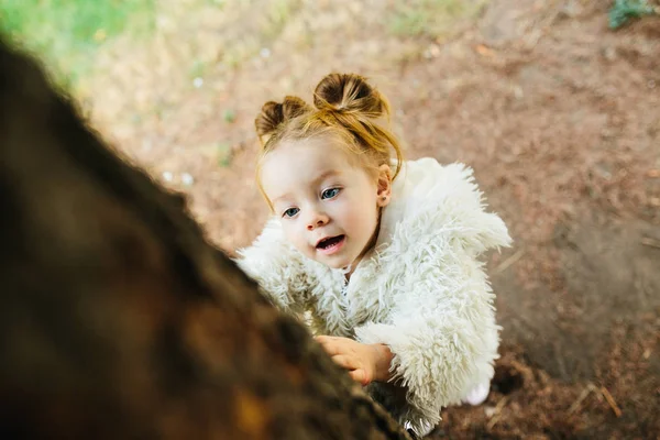 Linda niña está jugando al aire libre — Foto de Stock