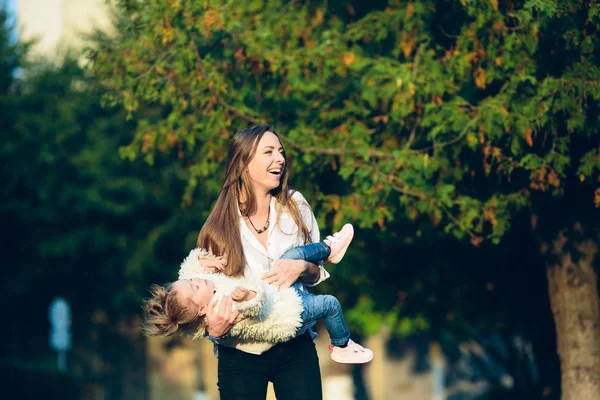 Matka a malá dcera v parku — Stock fotografie