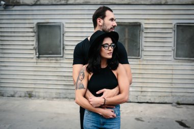 adam kız arkadaşı arkadan sarılma