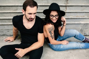 erkek ve kadın bir arka plan gri duvar üzerinde poz