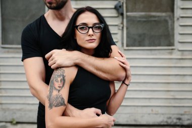 adam kız arkadaşı arkadan sarılma