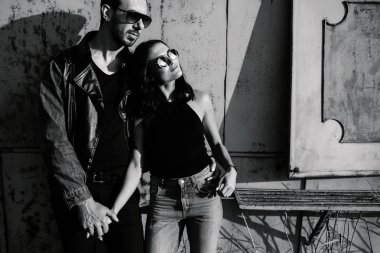 erkek ve kadın terk edilmiş bir yerde