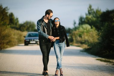 Yol yürüyüş genç mutlu Romantik Çift