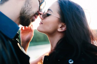 güzel genç çift birbirine bakarak