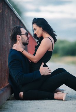 Kız bir adam oturuyor