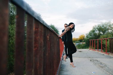 Kız ve adam dışında poz