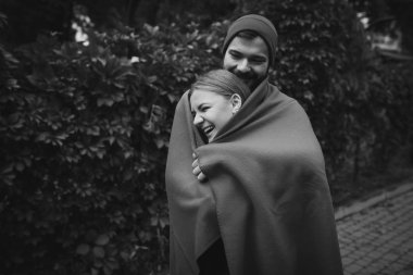 Parkta poz veren çift