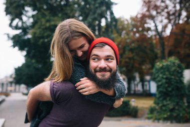 Adam kız arkadaşı arkasına taşır.