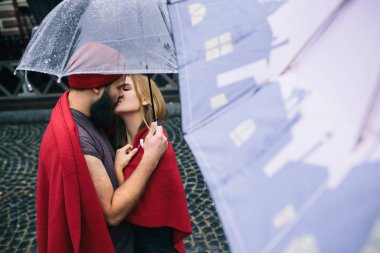 adam ve bir şemsiye altında öpüşme kız