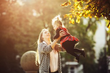 Anne ve küçük kızı bir parkta oynarken