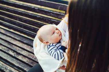 Anne ve iki kızı bir kenarda bekletin