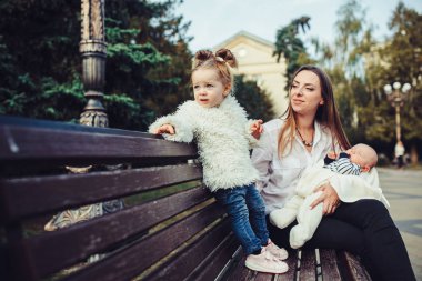 Anne ve iki kızı bir kenarda bekletin