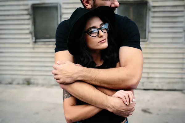 Guy objímala svou přítelkyni zezadu — Stock fotografie