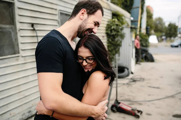 Ragazzo e ragazza in ogni altre braccia — Foto Stock