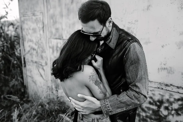 Man and woman in an abandoned place — Stock Photo, Image