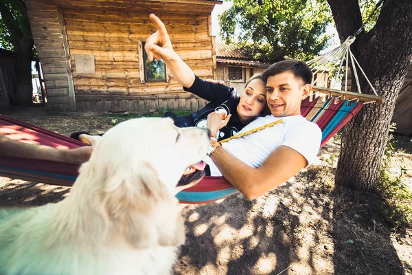 Hamile kadın ve kocası, bir hamakta dinlenme — Stok fotoğraf