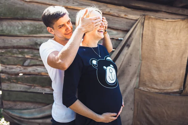 Mari fermer les yeux de femme enceinte — Photo