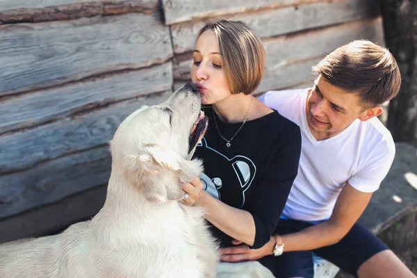 Pregnant woman and her husband in the countryside — Stock Photo, Image