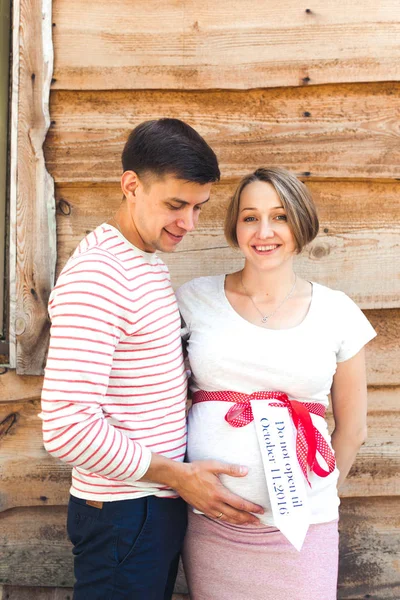 Femme enceinte et son mari à la campagne — Photo