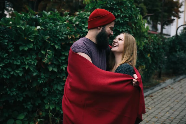 Coppia posa nel parco — Foto Stock