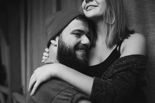 Pareja posando en una calle de la ciudad — Foto de Stock