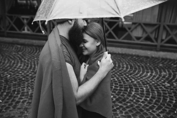 Ragazzo e ragazza sotto un ombrello — Foto Stock