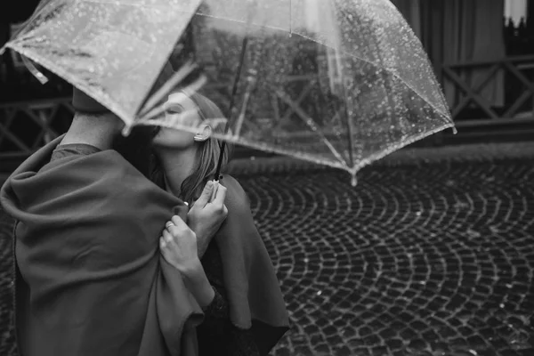 Mann og jente under paraply – stockfoto