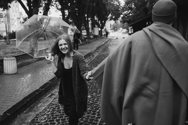 Хлопець і дівчина під парасолькою — стокове фото