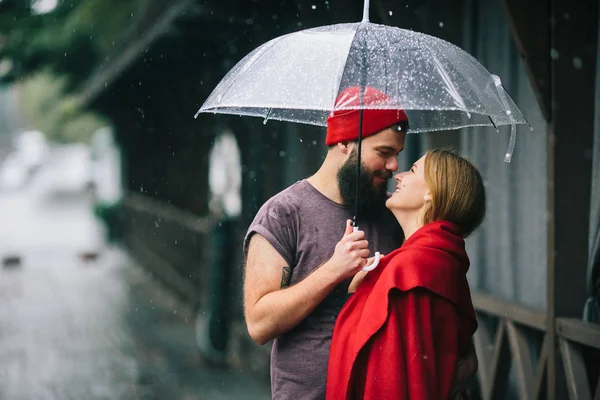 Cara e menina sob um guarda-chuva — Fotografia de Stock