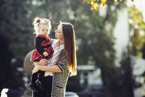 Mother and little daughter playing in a park — Stock Photo, Image