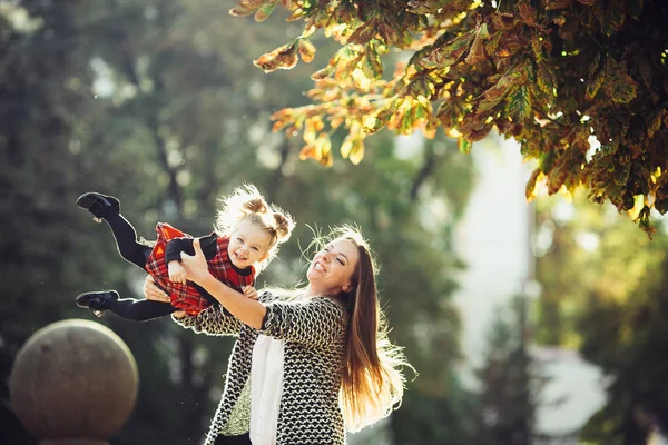 Anya és kis lánya egy parkban játszanak — Stock Fotó