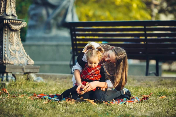 Мать и маленькая дочь играют в парке — стоковое фото