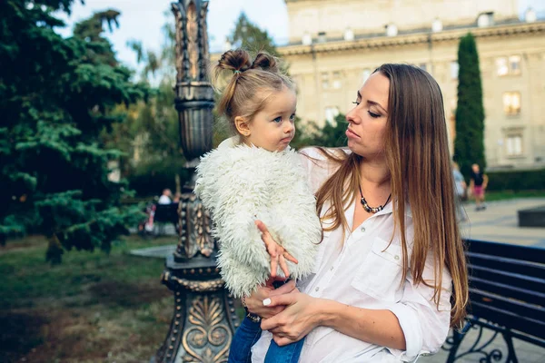 Mor och dotter i en park — Stockfoto