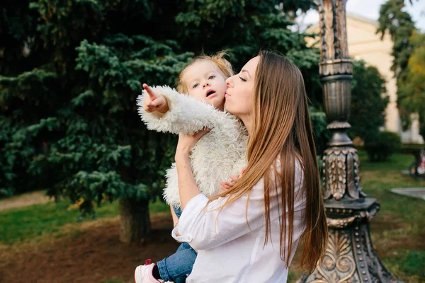 Mama i córeczka w parku — Zdjęcie stockowe