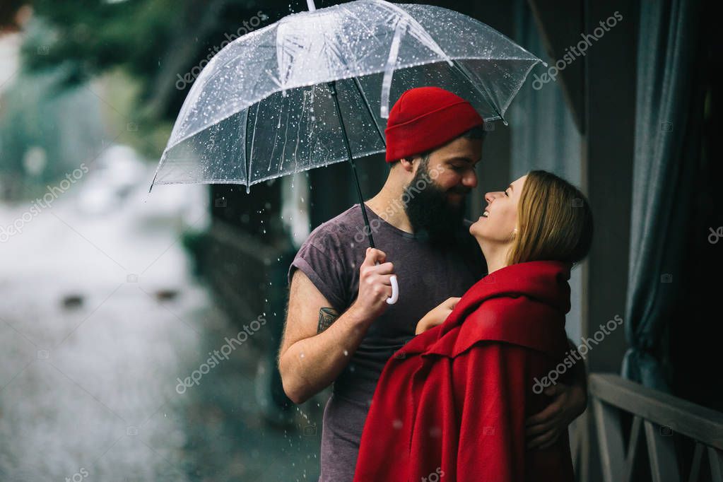 Парень и девушка под зонтиком стоковая фотография