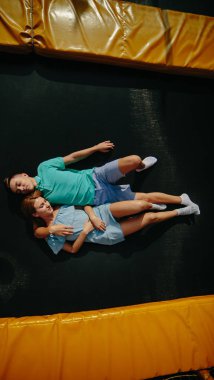 Parkta trambolin üzerinde çift yalan