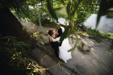 Parkta sarılma güzel düğün çifti