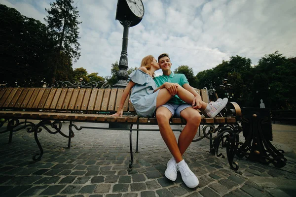Chlap a dívka sedící na lavičce — Stock fotografie