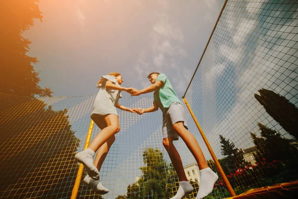 Couple sautant sur le trampoline dans le parc — Photo