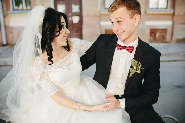 Braut und Bräutigam posieren auf der Straße — Stockfoto