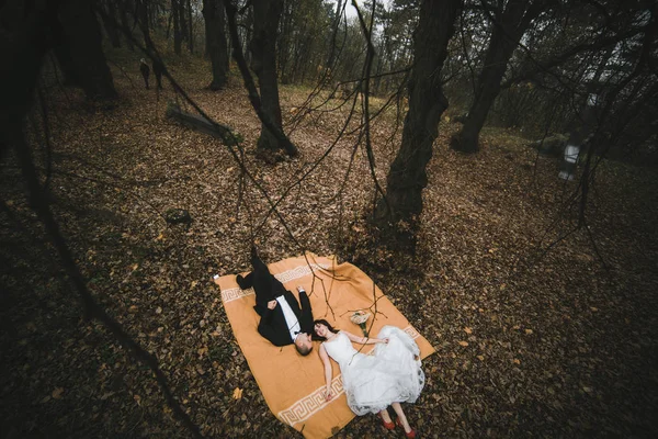 Casal deitado — Fotografia de Stock