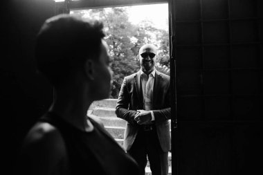 Adam kapı, bir kadın silüeti