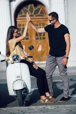 Şirin çift ile onların scooter