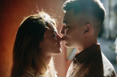 Çift birbirlerine bakacak şekilde