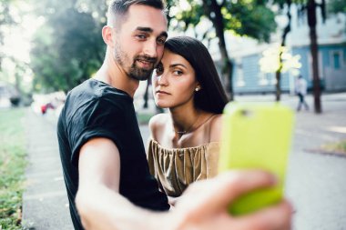 Güzel genç çift selfie yapar